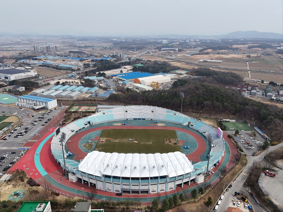 이천시민들의 스포츠 중심지 역할을 톡톡히 하고 있는 이천시 부발읍에 위치한 이천종합운동장을 지난 2일 찾았다. (사진=김광섭 기자)