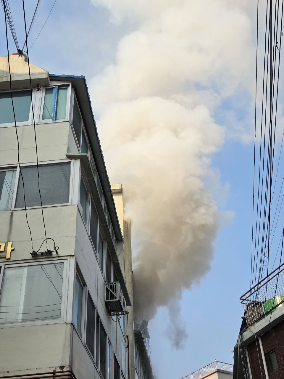 3일 오전 8시14분께 안양시 만안구의 한 빌라 4층 세대에서 불이 나 화재 세대 내부 일부를 태우고, 신고를 받고 출동한 소방당국에 의해 약 33분 만인 오전 8시47분께 모두 진화됐다. (사진제공=경기도소방재난본부)