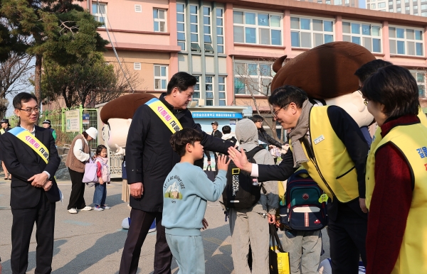 미추홀구, 어린이 교통안전 캠페인 실시…함께 지키는 안전한 등굣길