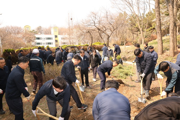 인천환경공단은 3일 승기사업소 맑고 푸른 쉼터에서 제80회 식목일을 맞아 나무 심기 행사를 진행했다. (사진제공=인천환경공단)