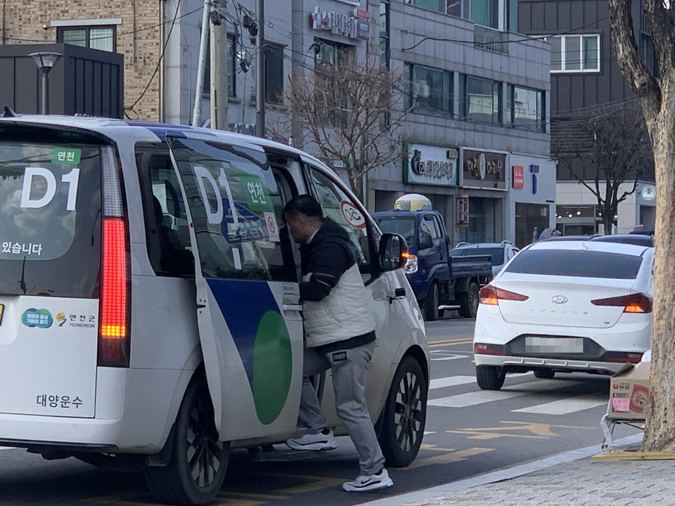 3일 오후 4시40분께 연천역 앞에서 연천군 수요 응답형 버스 '똑 버스'가 교통약자의 이동 편의를 위해 운행되고 있다. (사진=오기춘 기자)