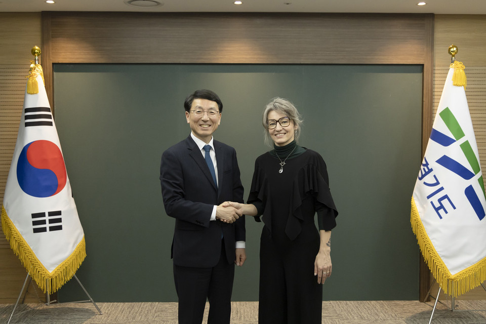 김성중 경기도 행정1부지사가 4일 도청에서 요코 알렌데르 에스토니아 의회 환경위원회 위원장(전 기후부장관)을 만나 경기도-에스토니아 기후 및 재생에너지 분야 정책 협력에 대해 의견을 나눴다. (사진제공=경기도)