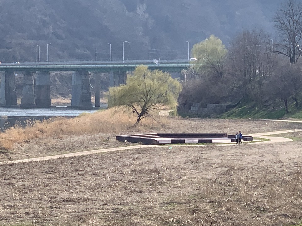 6일 오후 4시30분께 연천군 한탄강 산책길에서 시민들이 봄빛 가득한 연둣빛 버드나무 아래를 지나며 자연의 따스함을 즐기고 있다.
