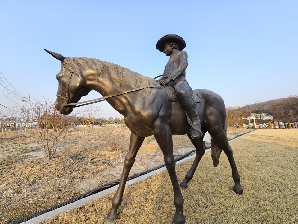 6일 오후 5시55분께 이천시 부발읍 마암리의 한 음식점 입구에 모자를 눌러쓴 어린 목동이 말 위에 앉아 초원을 누비는 모습을 형상화한 조형물이 사람들의 시선을 끈다. (사진=송석원 기자)