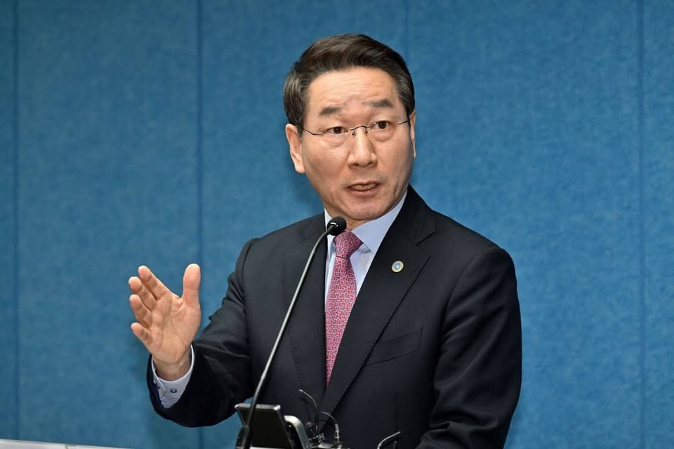 유정복 인천광역시장이 7일 오전 인천시청 브리핑룸에서 긴급 기자회견을 열고 정치권의 개헌 논의에 대한 입장을 밝히고 있다. (사진=유정복 인천시장 페이스북)