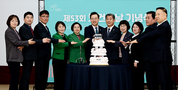 하병필 행정부시장이 7일 시청 대회의실에서 열린 '제53회 보건의날 기념식'에서 내빈들과 기념 케익을 자르고 있다. (사진제공=인천시)