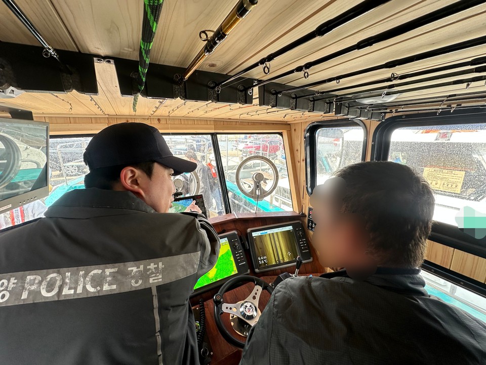 평택해양경찰서 해양안전과 직원이 위급상황에 대비해 SOS 버튼 누르기 교육을 진행하고 있다. (사진제공=평택해양경찰서)