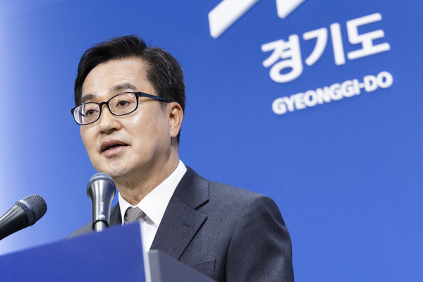 4일 오전 경기도청 브리핑룸에서 김동연 경기도지사가 윤석열 대통령 탄핵심판 선고 관련 입장발표를 하고 있다.(사진제공=경기도)
