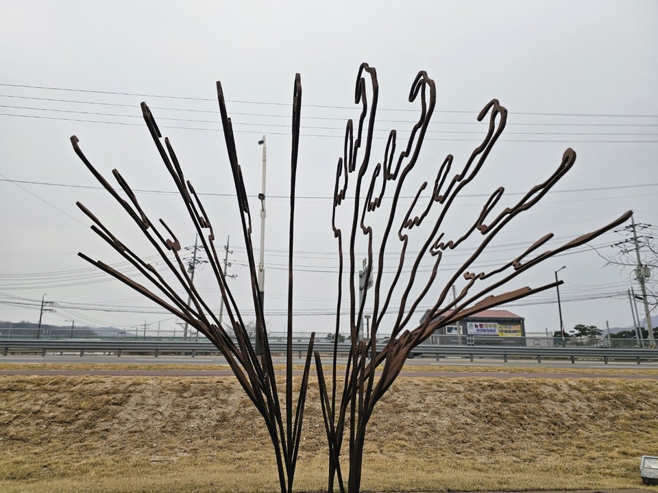 8일 화요일 수도권(경기·인천) 지역은 대체로 흐리다가 아침부터 차차 맑아지겠고, 서해5도 대체로 맑겠다. 전날 밤부터 내리던 비는 이른 새벽까지 이어지겠다. 낮엔 강한 바람이 불겠고, 낮과 밤의 기온차가 클 것으로 예상된다. 사진은 이천 복하천변에 설치된 조형물. (사진=송석원 기자)
