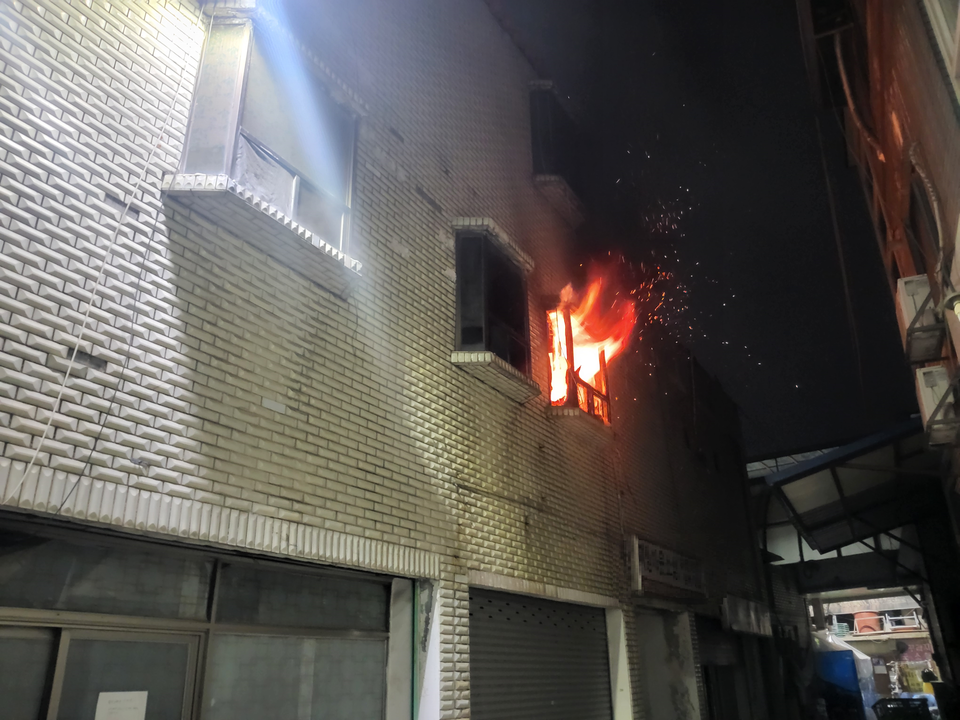 8일 새벽 3시56분께 평택시 서정동의 한 3층짜리 숙박시설 2층 객실에서 불이 나 숙박시설 내부 일부를 태우고, 신고를 받고 출동한 소방당국에 의해 약 18분 후인 오전 4시14분께 큰 불길 잡히면서 진화됐다. (사진제공=경기도소방재난본부)