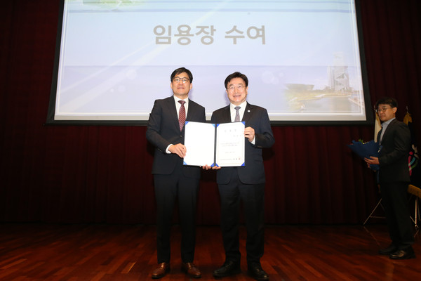 박성진 인천경제자유구역청 신임 투자유치사업본부장이 8일 송도지타워 대강당에서 임명장을 수여받고 있다. (사진제공=인천경제청)