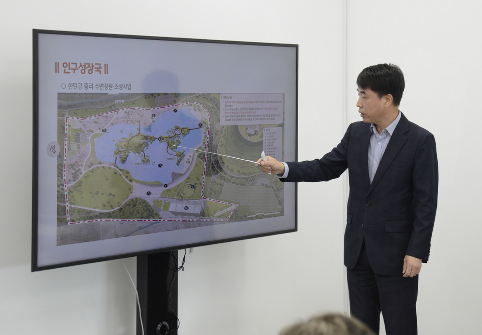 포천시가 8일 인구성장국 정례브리핑을 통해 2025년 주요 현안 사업 11건을 발표하고 구체적인 계획과 실행 방안을 알렸다. (사진=김성운 기자)