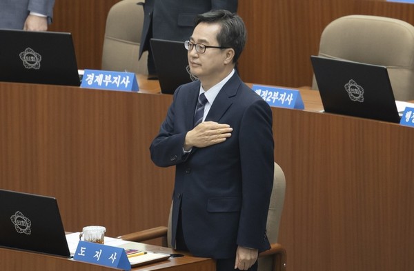8일 오전 경기도의회 본회의장에서 열린 제383회 임시회 제1차 본회의에서 김동연 경기도지사와 참석자들이 국민의례를 하고 있다. (사진제공=경기도)