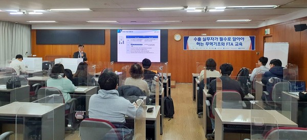 인천항만공사가 9일 인천상공회의소에서 인천지역 중소 수출입기업을 대상으로 ‘찾아가는 인천항 설명회’를 실시했다. (사진제공=인천항만공사)