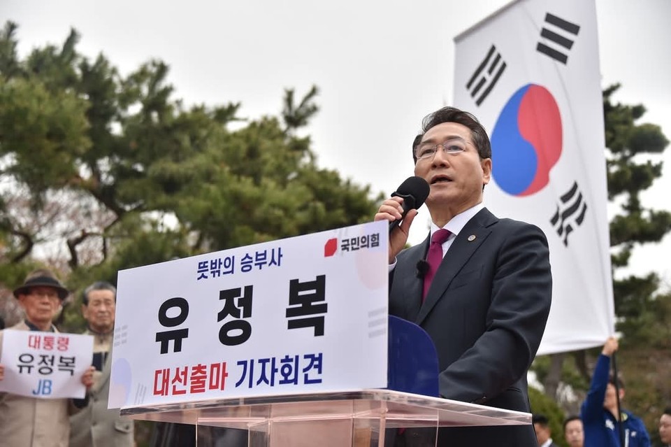 윤석열 대통령 탄핵 인용에 따른 조기 대선이 6월3일로 확정된 가운데 유정복 인천시장이 9일 자유공원 맥아더 장군 동상 앞에서 제21대 대통령 선거 출마를 공식 선언했다. (사진=유정복 인천시장 페이스북)