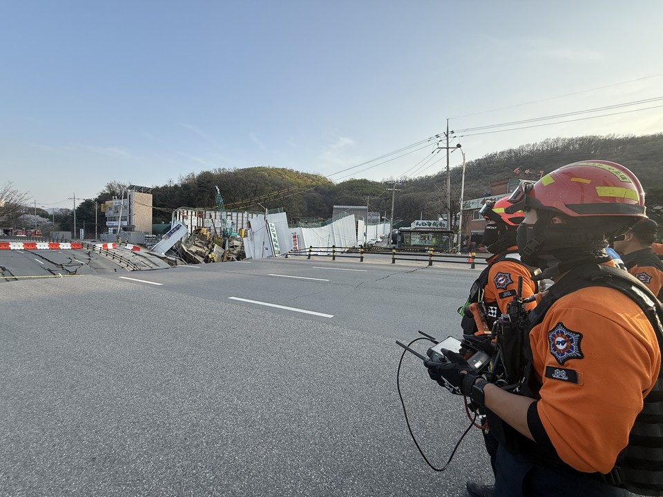 11일 오후 3시15분께 KTX 광명역 인근 신안산선 5-2공구 현장에서 붕괴사고가 발생해 작업자 1명이 연락두절상태다. 119구조대는 대응1단계를 발령하고, 장비 21대와 인력 60여명을 동원해 구조작업을 벌이고 있다. (사진제공=경기도소방재난본부)