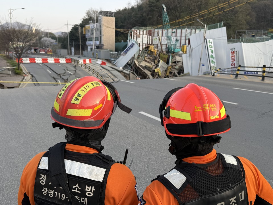 11일 오후 3시15분께 KTX 광명역 인근 신안산선 5-2공구 현장에서 붕괴사고가 발생해 작업자 1명이 연락두절상태다. 119구조대는 대응1단계를 발령하고, 장비 21대와 인력 60여명을 동원해 구조작업을 벌이고 있다. (사진제공=경기도소방재난본부)