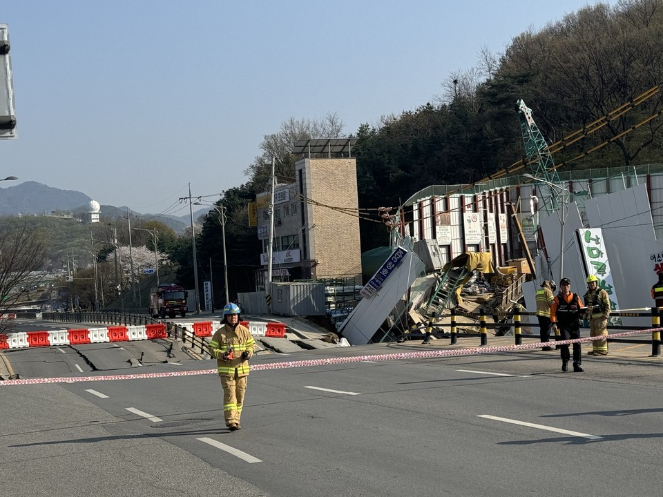 11일 오후 3시15분께 KTX 광명역 인근 신안산선 5-2공구 현장에서 붕괴사고가 발생해 작업자 1명이 연락두절상태다. 119구조대는 대응1단계를 발령하고, 장비 21대와 인력 60여명을 동원해 구조작업을 벌이고 있다. (사진제공=경기도소방재난본부)