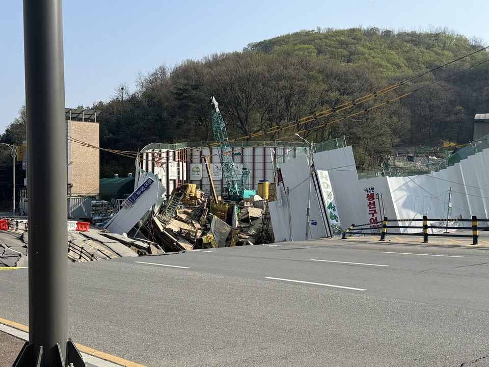 11일 오후 3시15분께 KTX 광명역 인근 신안산선 5-2공구 현장에서 붕괴사고가 발생해 작업자 1명이 연락두절상태다. 119구조대는 대응1단계를 발령하고, 장비 21대와 인력 60여명을 동원해 구조작업을 벌이고 있다. (사진제공=경기도소방재난본부)