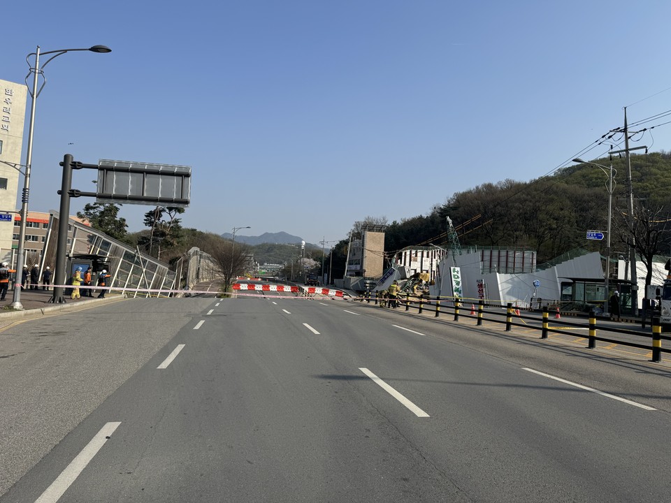 11일 오후 3시15분께 KTX 광명역 인근 신안산선 5-2공구 현장에서 붕괴사고가 발생해 작업자 1명이 연락두절상태다. 119구조대는 대응1단계를 발령하고, 장비 21대와 인력 60여명을 동원해 구조작업을 벌이고 있다. (사진제공=경기도소방재난본부)