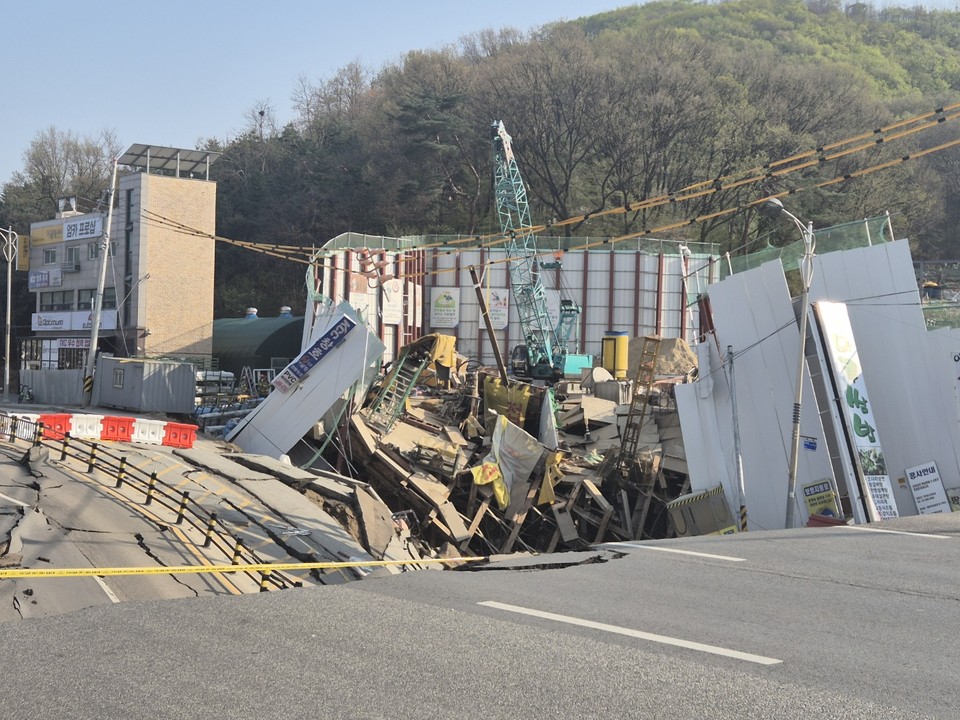 11일 오후 3시15분께 KTX 광명역 인근 신안산선 5-2공구 현장에서 붕괴사고가 발생해 작업자 1명이 연락두절상태다. 119구조대는 대응1단계를 발령하고, 장비 21대와 인력 60여명을 동원해 구조작업을 벌이고 있다. (사진제공=경기도소방재난본부)