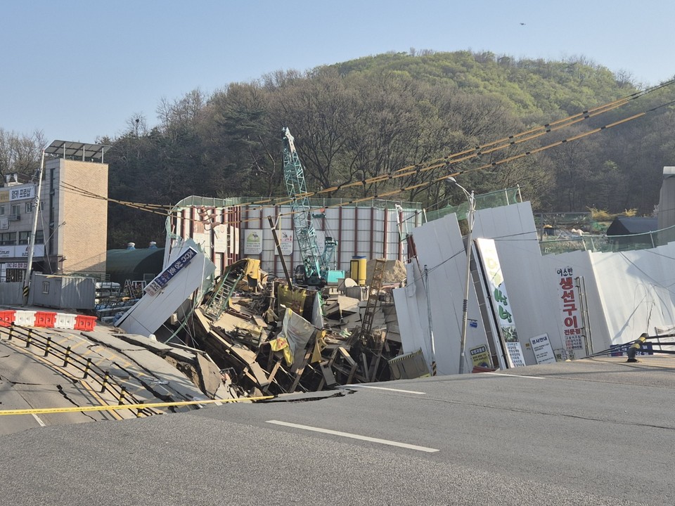 11일 오후 3시15분께 KTX 광명역 인근 신안산선 5-2공구 현장에서 붕괴사고가 발생해 작업자 1명이 연락두절상태다. 119구조대는 대응1단계를 발령하고, 장비 21대와 인력 60여명을 동원해 구조작업을 벌이고 있다. (사진제공=경기도소방재난본부)
