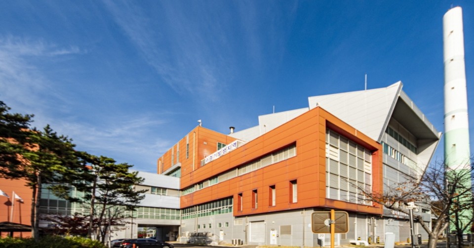 김포시가 '경기도 공공 미술프로젝트' 선정에 따른 사업비로 산업시설을 예술작품으로 재탄생시키게 될, 김포시지원화센터 굴뚝. (사진제공=김포시)