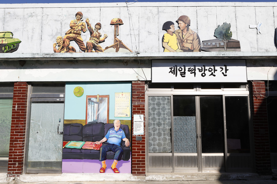 경기도와 경기관광공사는 ‘2025년 경기도 구석구석 관광테마골목’ 사업 시군 공모 결과, 용인 BOCA(보카) 커피길과 연천 첫머리거리를 신규 골목으로 선정하고 이를 생활 관광 명소로 육성할 계획이라고 16일 밝혔다. 사진은 포천 관인문화마을. (사진제공=경기도)