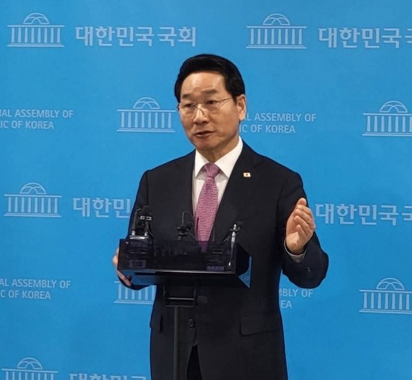 제21대 대통령 선거 국민의힘 경선후보인 유정복 인천시장이 16일 국회 소통관에서 기자회견을 열고, 윤석열 전 대통령의 그림자에서 벗어나야 정권교체가 가능하다고 주장했다. (사진=유정복 국민의힘 경선후보 페이스북)