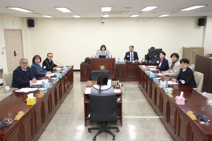 고양특례시의회 환경경제위원회가 16일 생활폐기물 수집·운반업체 허가 반려와 관련한 공무원들을 증인으로 출석 요구하고 행정사무조사에 착수했다. (사진제공=고양시의회)