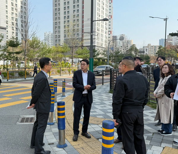인천 미추홀구의회 김태계 복지건설위원장이 교통 민원이 집중된 용현동 용마루길 일대를 직접 방문해 주민들과 현장에서 소통하며 교통안전 대책을 모색했다.