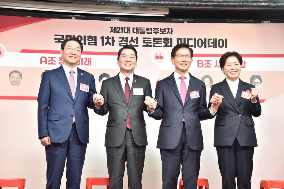 국민의힘 제21대 대통령선거 경선 후보자들이 17일 오전 국민의힘 서울 여의도 당사에서 약 90분간 열린 미디어데이를 통해 본격적인 진검승부에 돌입했다. 이번 1차 경선은 총 8명의 후보가 A조와 B조로 나뉘어 토론회를 거쳐 상위 4인을 추리는 방식으로 진행된다. (사진=유정복 인천시장 페이스북)