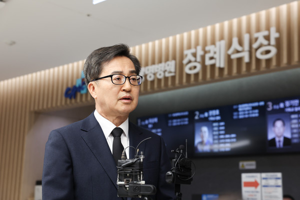 17일 오후 김동연 경기도지사가 광명 신안산선 붕괴 사고 희생자 조문을 하고 브리핑을 하고 있다. (사진제공=경기도)