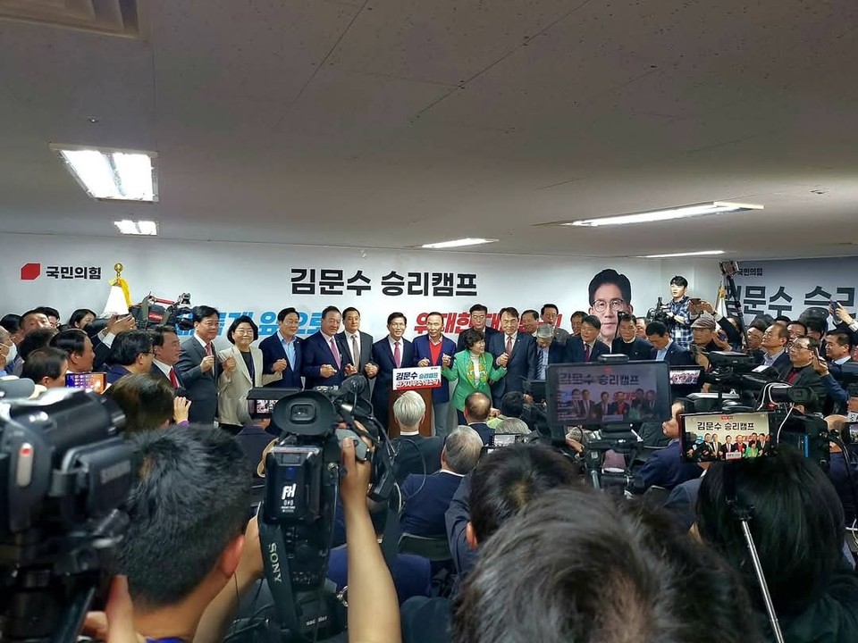 김문수 전 고용노동부 장관이 17일 서울 여의도 대하빌딩 6층에서 제21대 대통령 선거를 위한 선거사무소 ‘김문수 승리캠프’ 개소식을 열고 본격적인 대선 행보에 나섰다. (사진=김선교 국회의원 페이스북)