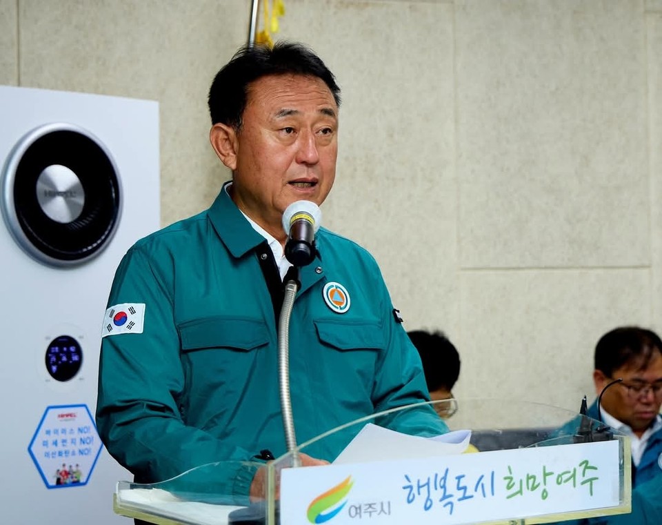 여주시 일부 지역 수돗물에서 깔따구 유충이 발견된 가운데, 이충우 여주시장이 18일 직접 긴급 언론브리핑을 열고 대응 상황을 설명하며 사과했다. (사진=이충우 여주시장 페이스북)
