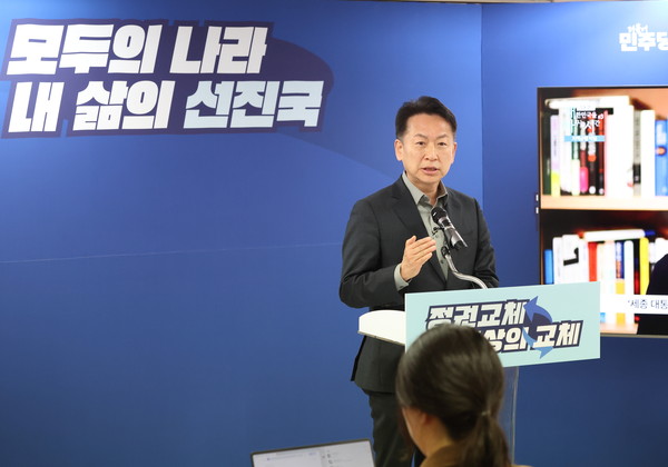 고영인 전 경기도 경제부지사가 18일 김동연 경기도지사 대선 캠프 사무실에서 더불어민주당 대선 경선 여론조사 업체 논란 관련 기자회견을 열고 “진상을 밝혀달라”고 촉구하고 있다.(사진제공=김동연 캠프)