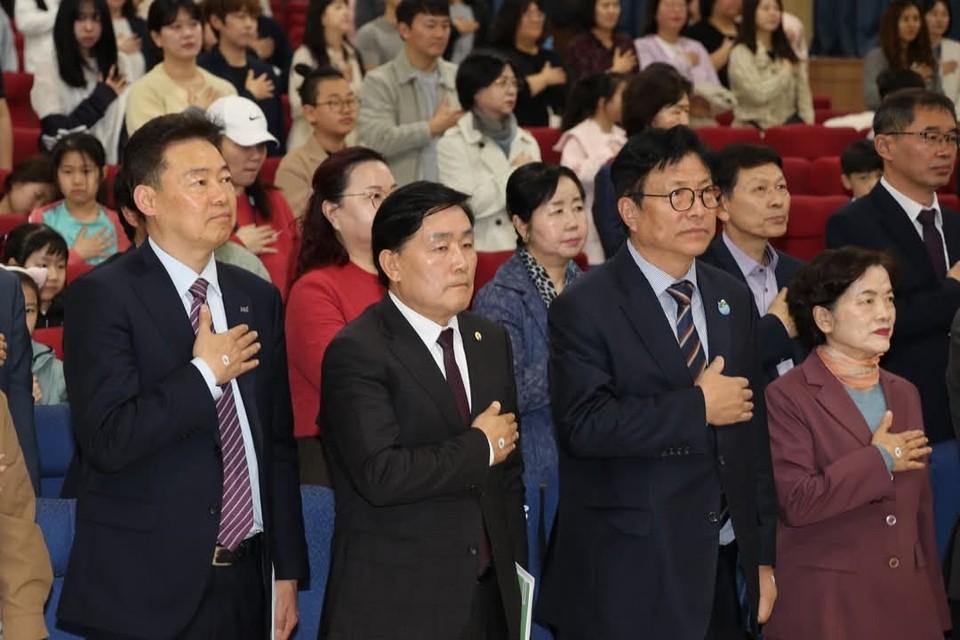 문경복 옹진군수가 19일 자신의 페이스북을 통해 ‘가족체류형 농어촌유학 말랑갯티학교’ 입교식 소식을 전했다. (사진=문경복 옹진군수 페이스북)