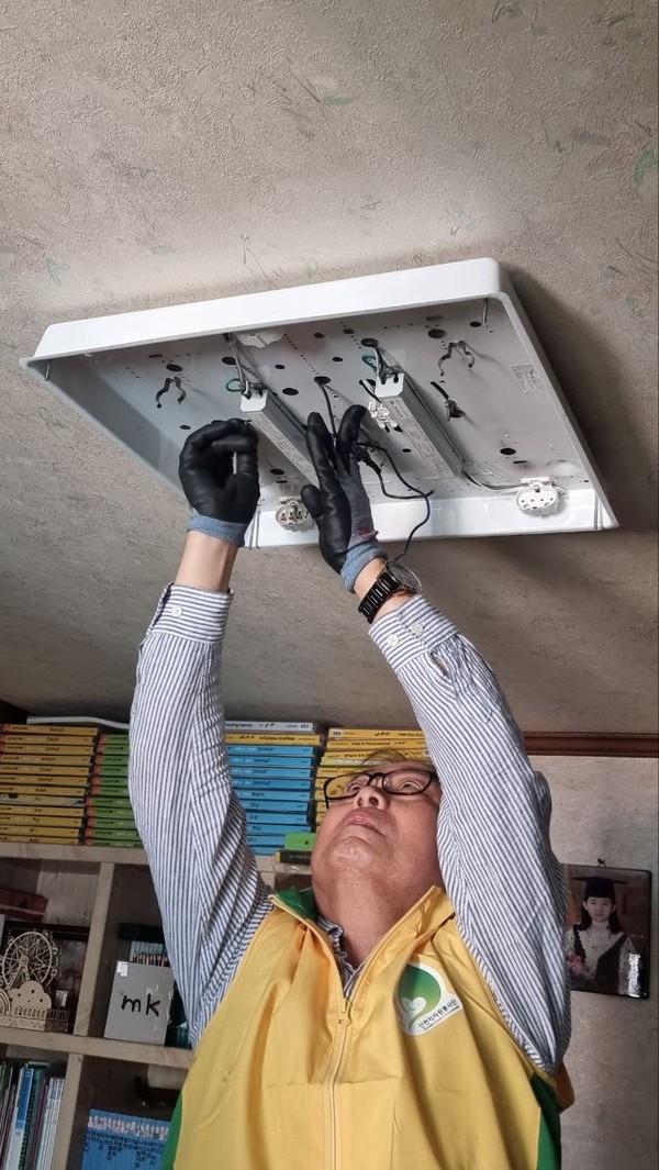 장애인과 노인의 주거 시설이 주택 수리 봉사자의 재능기부로 개선됐다.
