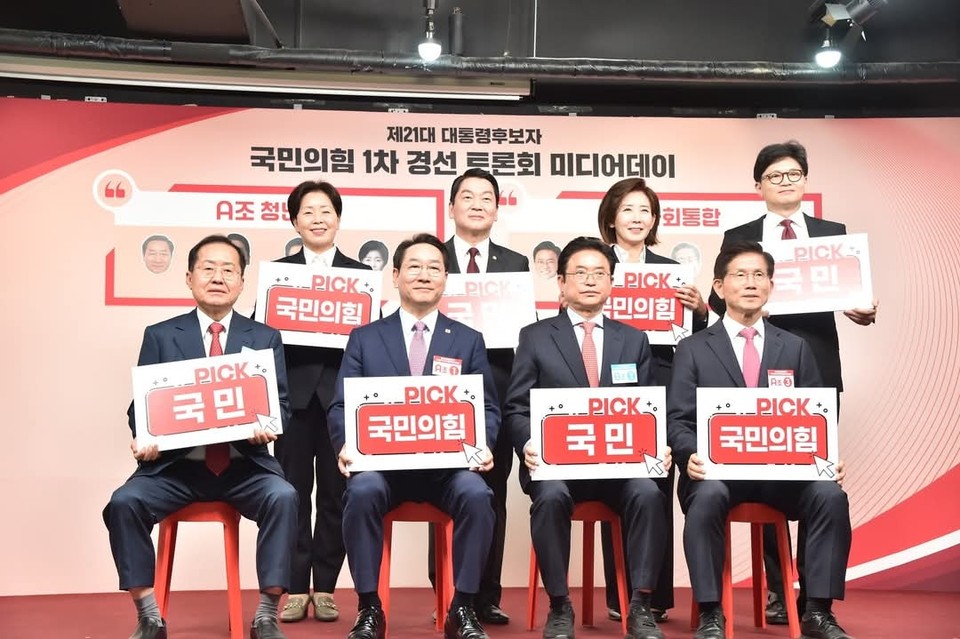 국민의힘 제21대 대통령선거 경선 후보자들이 17일 오전 국민의힘 서울 여의도 당사에서 약 90분간 열린 미디어데이를 통해 본격적인 진검승부에 돌입했다. 이번 1차 경선은 총 8명의 후보가 A조와 B조로 나뉘어 토론회를 거쳐 상위 4인을 추리는 방식으로 진행된다. (사진=유정복 인천시장 페이스북)