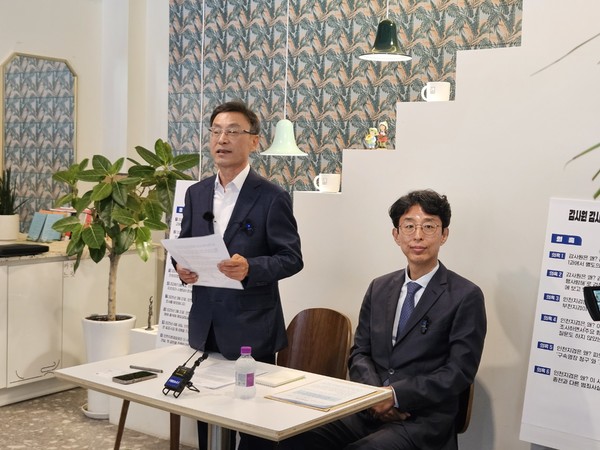 정하영 전 김포시장이 21일 사우동 한 카페에서 동석한 변호사와 함께 검찰의 62억 뇌물 혐의 등의 기소에 대해 반박 기자회견을 열고 있다. (사진=권용국 기자)