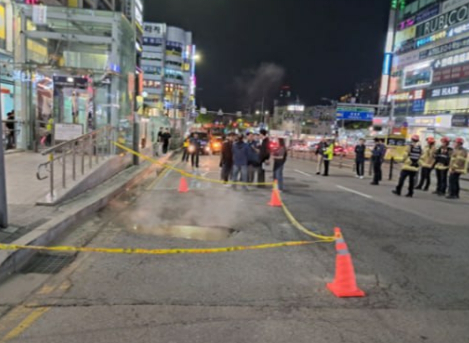 21일 오후 6시59분께 용인시 수지구 풍덕천동 수지구청역 인근 도로에서 땅꺼짐 현상이 발생했다. (사진제공=경기도소방재난본부)