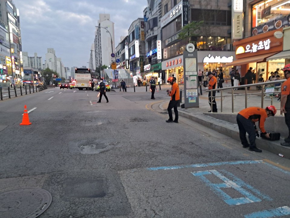 21일 오후 6시59분께 용인시 수지구 풍덕천동 수지구청역 인근 도로에서 땅꺼짐 현상이 발생했다. (사진제공=경기도소방재난본부)
