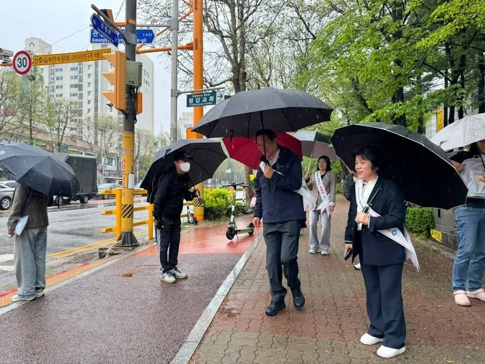 최대호 안양시장이 22일 아침 지구의 날을 맞아 동안구 관양동 일대에서 '승용차 대신 걷기' 캠페인에 참여하고 있다. (사진=최대호 안양시장 페이스북)