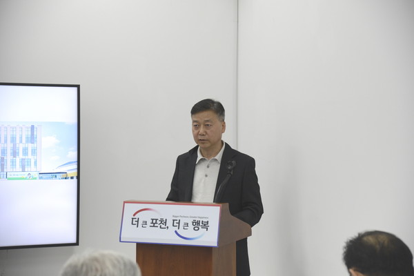 강효진 국장이 22일 시청 신청사 2층 브리핑룸에서 자치행정국 정례브리핑을 열고, 올해 시정 운영 방향과 주요 정책들을 공개했다. (사진=김성운 기자)