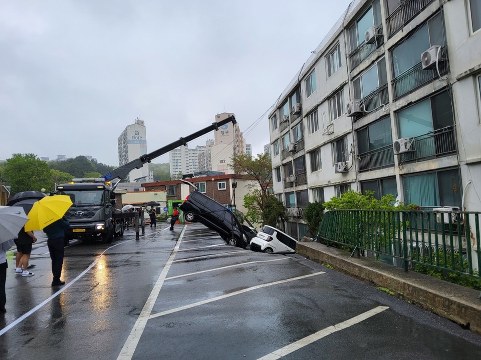 22일 오후 1시9분께 남양주시 화도읍의 한 아파트 단지 주차장이 붕괴돼 차량 여러 대가 전도돼 있다. (사진제공=경기도북부소방재난본부)