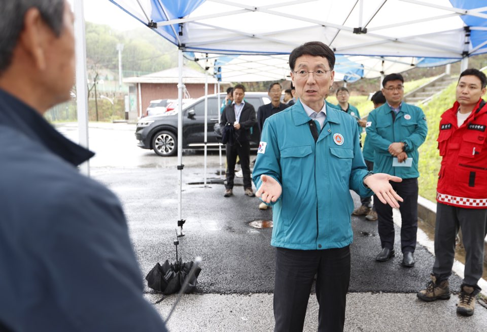 김성중 경기도 행정1부지사는 22일 포천시와 파주시를 찾아 오폭사고와 산불, 대북전단 살포와 관련된 민생 안전 현장을 점검하고 관계자들을 격려했다. (사진제공=경기도)