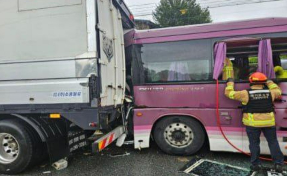 22일 오후 2시53분께 이천시 부발읍 무천리 도로변에서 공항버스와 12톤 화물차가 추돌하는 사고가 나 버스 운전자가 병원으로 이송됐지만 끝내 숨졌다. (사진제공=경기도소방재난본부)