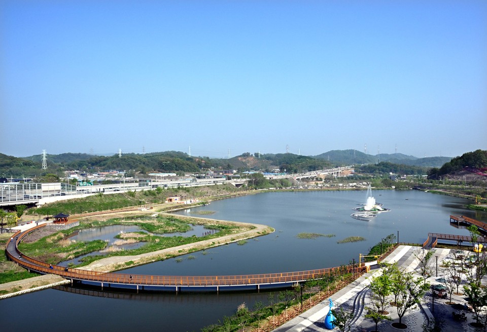 가벼워진 옷차림에 마음도 두둥실 떠오른다. 24일 봄을 맞은 시흥시 은계호수공원이 낮과 밤은 다른 매력으로 시민들에게 즐거움을 선사하고 있다.  (사진제공=시흥시)