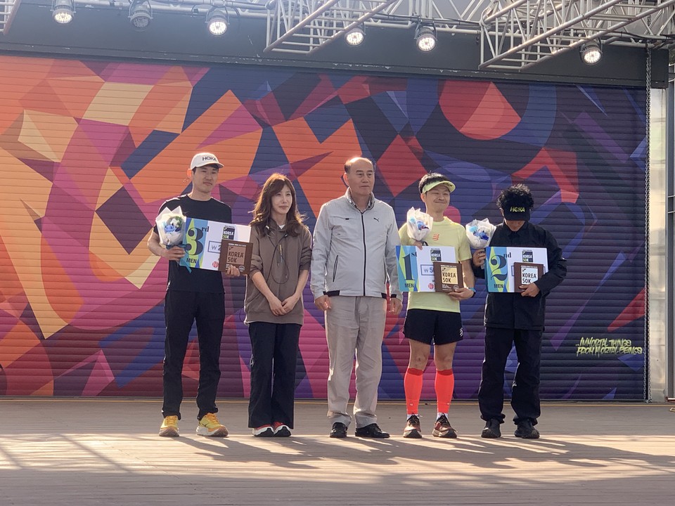 26일 오후 4시10분께 동두천시 보산동 한미우호의광장에서 ‘제11회 국제 트레일러닝 대회’ 시상식이 열리고 있다. (사진=오기춘 기자)