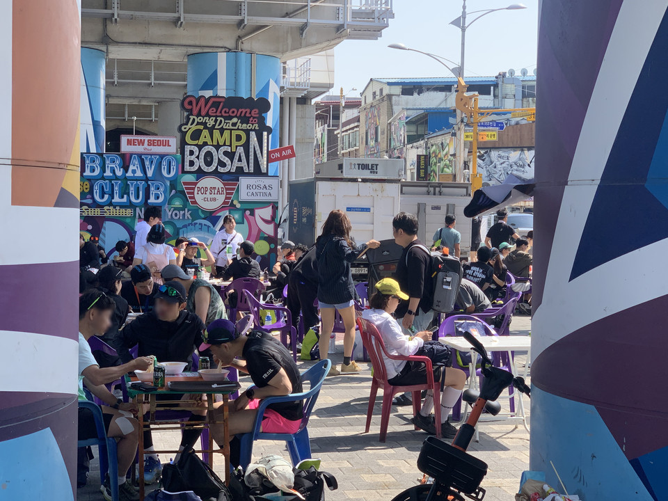 26일 오후 4시10분께 동두천에서 열린 ‘제11회 국제 트레일러닝 대회’에 약 2200명의 국내외 러너들이 참가해, 왕방산·어등산·천보산 등 동두천의 수려한 산악 임도를 따라 열띤 경주를 펼쳤다.(사진=오기춘 기자)